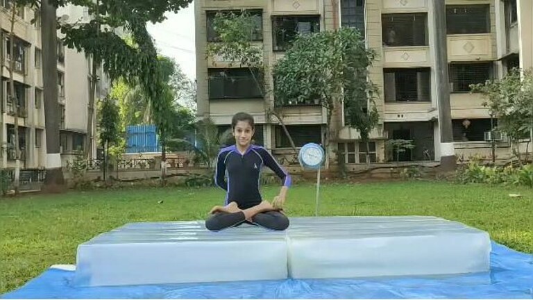International Yoga Day : बर्फाच्या लादीवर १ तास ४८ सेकंद योगसाधना, लहानग्या श्रेया शिंदेचा अनोखा विक्रम Mumbai Tak