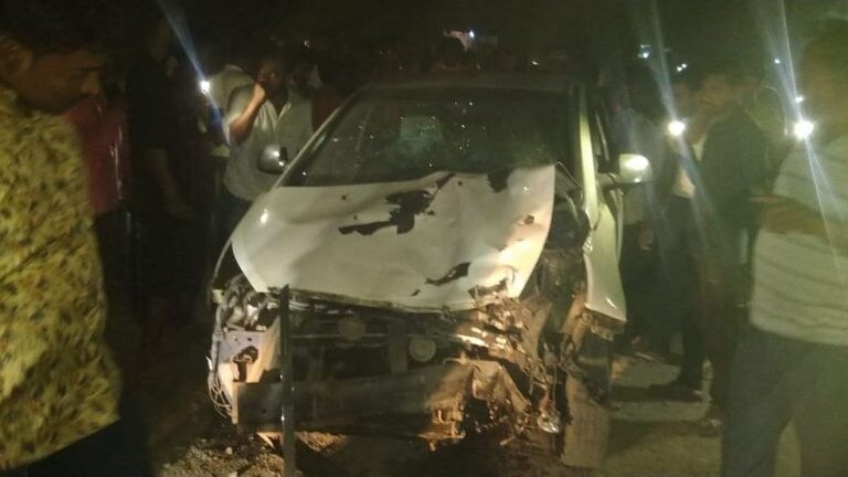 बीड: पान टपरीजवळ उभ्या असलेल्या चौघांना भरधाव कारने चिरडलं, तिघांचा मृत्यू Mumbai Tak