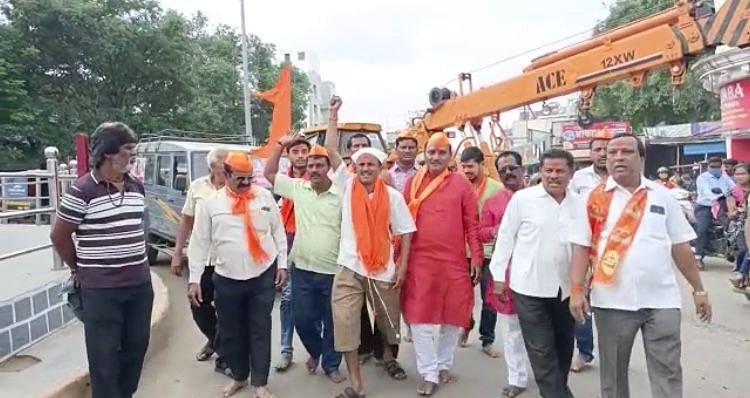 शिवसेना अखंड राहावी म्हणून प्रति दादा कोंडके शिंदेंची सोलापूर ते मुंबई ‘पायी वारी’ Mumbai Tak