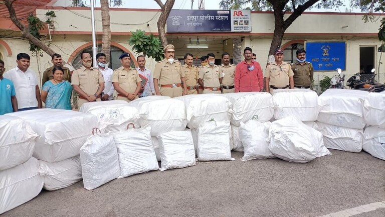 अपघात झालेल्या कंटेनरमध्ये सापडला २२ लाखांचा गुटखा, इंदापूरातील घटना Mumbai Tak