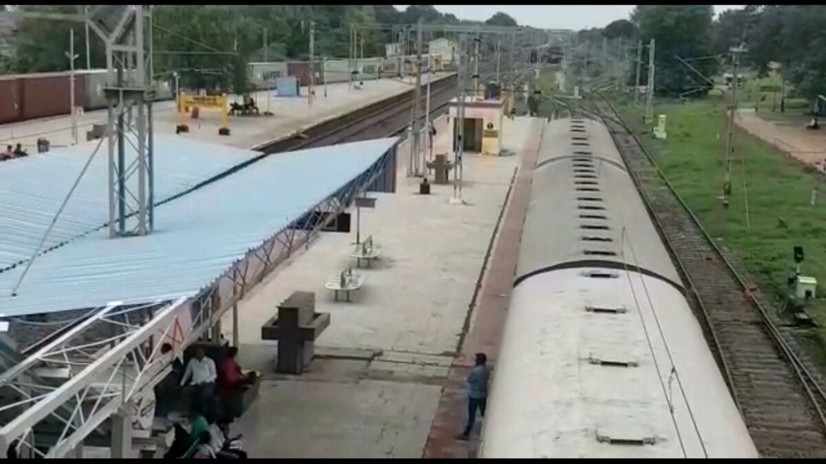 बहिणीच्या साखरपुड्याला चाललेल्या महिलेचा रेल्वेतच अंत; प्रशासन जबाबदार? मृत्यूचे कारण… Mumbai Tak