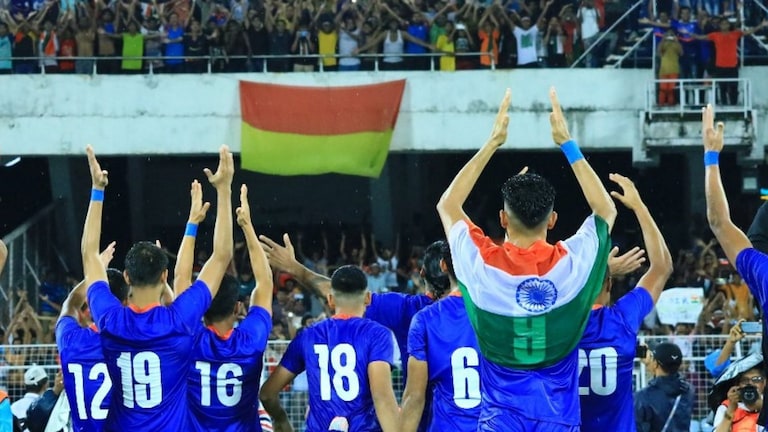भारतातील फुटबॉल चाहत्यांना धक्का, FIFA कडून फुटबॉल महासंघाचे निलंबन Mumbai Tak