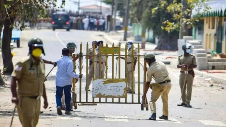 स्वातंत्र्यदिनीच कर्नाटकात कर्फ्यू लागलेल्या वीर सावरकरांच्या पोस्टरचा वाद नेमका काय? Mumbai Tak