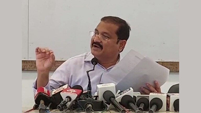 देवेंद्र फडणवीसांनी वेदांता-फॉक्सकॉन गुजरातला देऊन मोदींना रिटर्न गिफ्ट दिलं- काँग्रेस Mumbai Tak