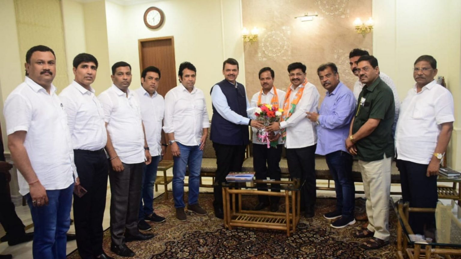 आजी-माजी मुख्यमंत्री भाषणात व्यस्त, भाजपनं साधला डाव; दोन माजी आमदारांचा पक्षप्रवेश Mumbai Tak