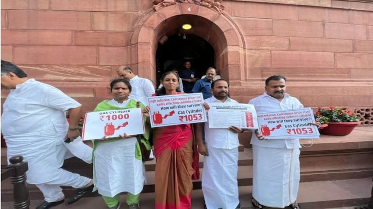 महागाईवरुन लोकसभेत गोंधळ, काँग्रेसच्या ‘या’ चार खासदारांना केले निलंबीत Mumbai Tak