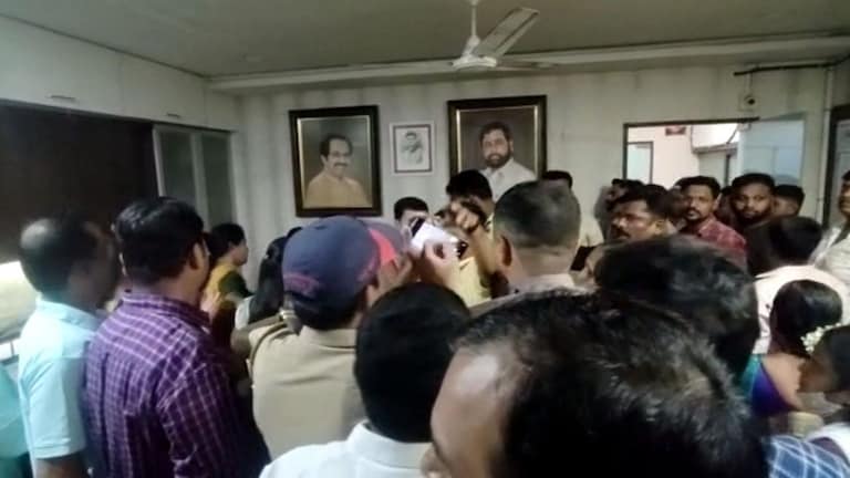 शिवसैनिक आणि एकनाथ शिंदे समर्थकांमध्ये राडा; शाखेतून काढलेले फोटो लावलेच! Mumbai Tak