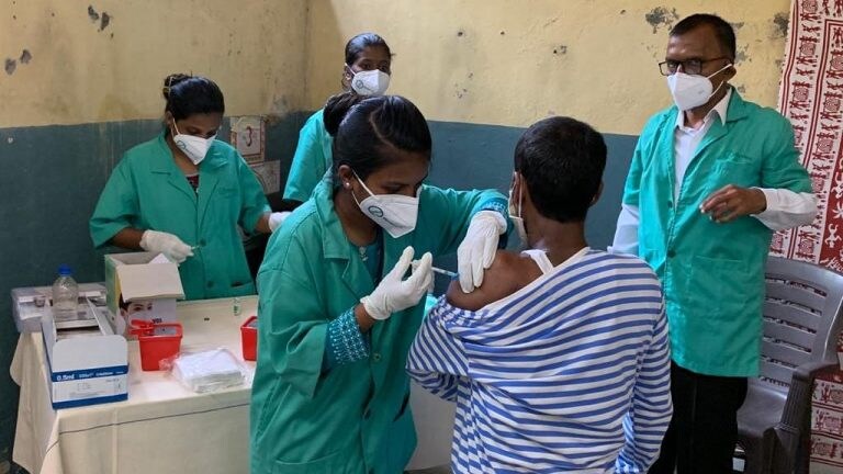 मुंबईच्या मध्यवर्ती कारागृहातील 169 कैद्यांना देण्यात आली कोव्हिड प्रतिबंधक लस Mumbai Tak