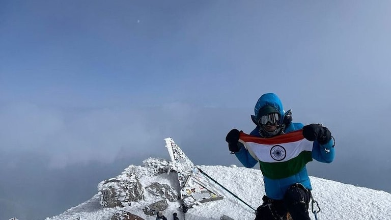 जळगावच्या योगेश बडगुजरची उत्तुंग भरारी! युरोप खंडातील सर्वोच्च शिखर एल्ब्रुसवर फडकवला तिरंगा ! Mumbai Tak
