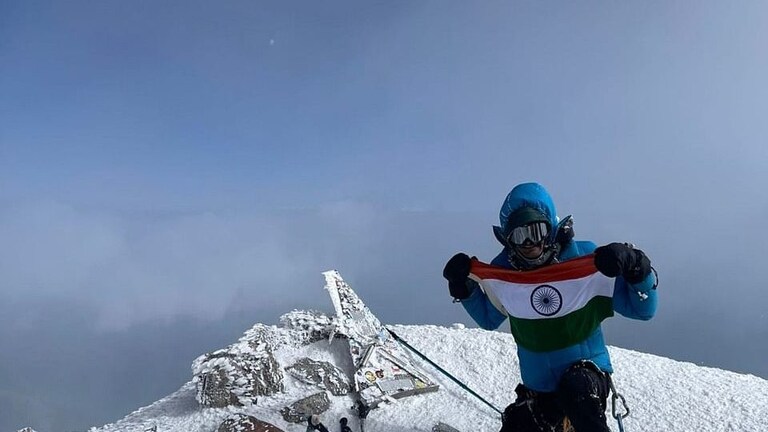 जळगावच्या योगेश बडगुजरची उत्तुंग भरारी!  युरोप खंडातील सर्वोच्च शिखर एल्ब्रुसवर फडकवला तिरंगा ! Mumbai Tak