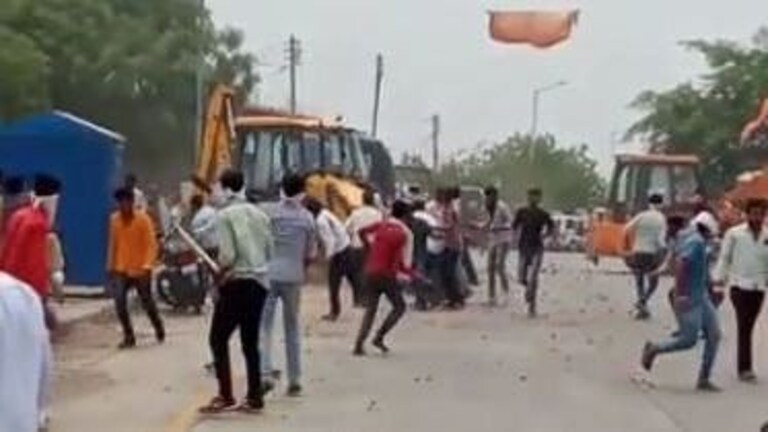 Jalna Violence: गावातील कमानीला नाव देण्याच्या वादातून तुफान राडा, पोलिसांचा हवेत गोळीबार Mumbai Tak