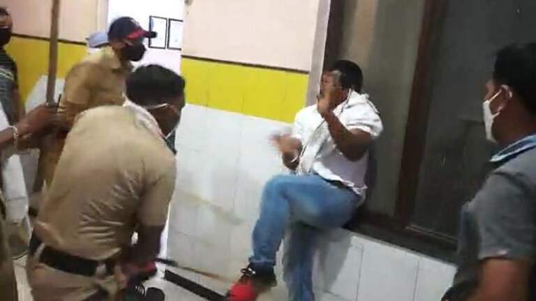 रुग्णालयात धुडगूस घालणाऱ्या भाजप कार्यकर्त्याला पोलिसांकडून अमानुष मारहाण, Video व्हायरल Mumbai Tak