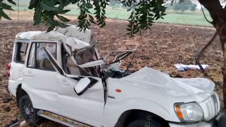 सोलापूर: नियंत्रण सुटलं आणि तीन जणांनी गमावला जीव, स्कॉर्पिओ कारचा भीषण अपघात Mumbai Tak