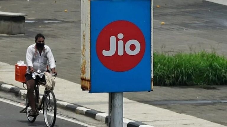 Reliance Jio च्या ग्राहकांनाही झटका! अनलिमिटेड प्रीपेड प्लान महागले Mumbai Tak