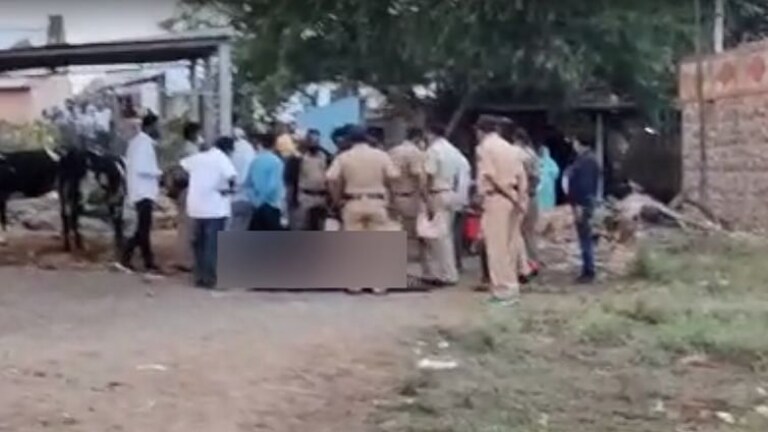 बारामती: अंगणात कोंबड्या आल्या म्हणून शेजाऱ्याने महिलेच्या डोक्यात कुऱ्हाड टाकून केली हत्या Mumbai Tak