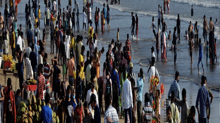 Unlock नंतरची मुंबई, जुहू बीच गर्दीने फुलला Mumbai Tak