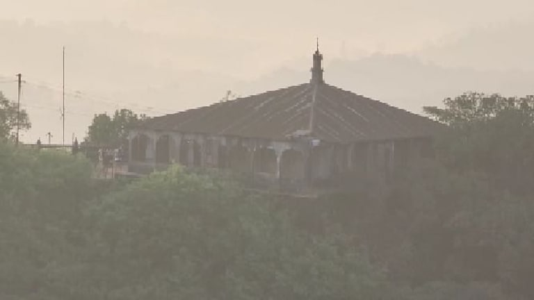 प्रतापगडावरच्या अफझल खानाच्या थडग्याजवळचं अनधिकृत बांधकाम हटवलं, कलम १४४ लागू Mumbai Tak
