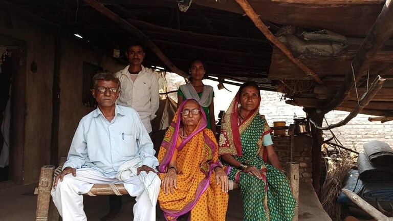 समाज मंदिराच्या बांधकामाला विरोध, गावकऱ्यांचा पोलीस पाटलाच्या कुटुंबावर बहिष्कार MumbaiTak
