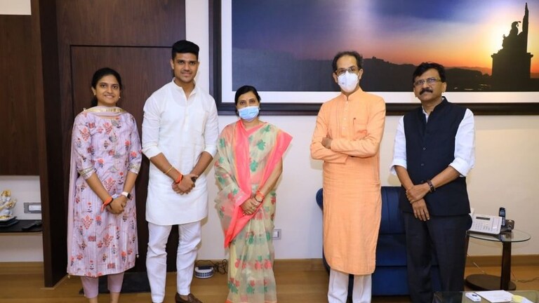 मोहन डेलकरांच्या  पत्नी आणि मुलाने हातावर बांधलं शिवबंधन, उद्धव ठाकरेंच्या उपस्थितीत पक्ष प्रवेश Mumbai Tak