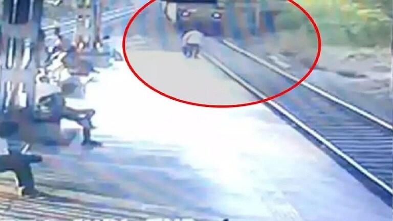 डेक्कन एक्सप्रेससमोर 6 वर्षांच्या मुलासह वडिलांनी मारली उडी, सीसीटीव्हीत घटना कैद Mumbai Tak