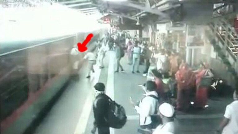 कल्याण : चालत्या एक्स्प्रेसमधून उतरण्याचा प्रयत्न फसला, सतर्क RPF जवानांमुळे वाचले प्रवाशाचे प्राण Mumbai Tak