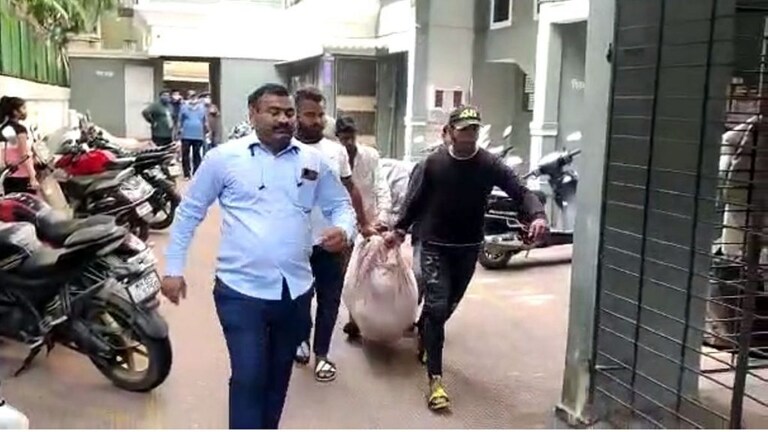 कल्याण : पत्नी व मुलावर हल्ला, स्वतःला संपवलं; घरातील दृश्य पाहून सोसायटीचे सदस्यही हादरले Mumbai Tak