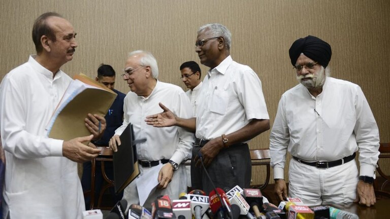 काँग्रेस पक्ष फुटीच्या उंबरठ्यावर आहे का? Mumbai Tak