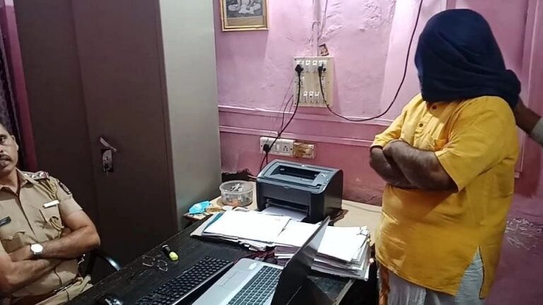 वाशिम : अल्पवयीन विद्यार्थ्याला पाय चेपायला बोलावून शिक्षकाने केला अनैसर्गिक अत्याचार Mumbai Tak