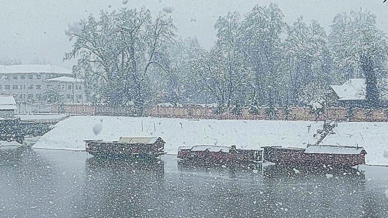 पृथ्वीवरच्या स्वर्गाला बर्फाची चादर Mumbai Tak