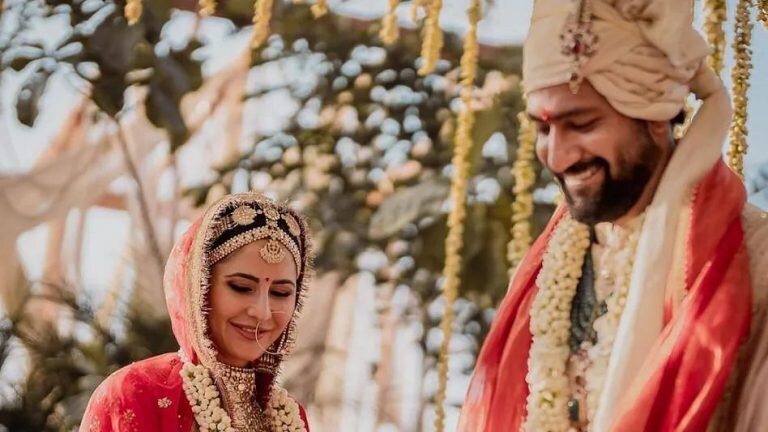 vickatwedding: Katrina Kaif झाली वधू… केसात गजरा, हातात चुडा.., ‘मिसेस कौशल’ची पहिली झलक Mumbai Tak