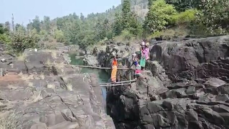 पिण्याच्या पाण्यासाठी महिलांची जीवघेणी कसरत, नाशिकमधल्या खरशेत गावातल्या महिलांचे हाल Mumbai Tak