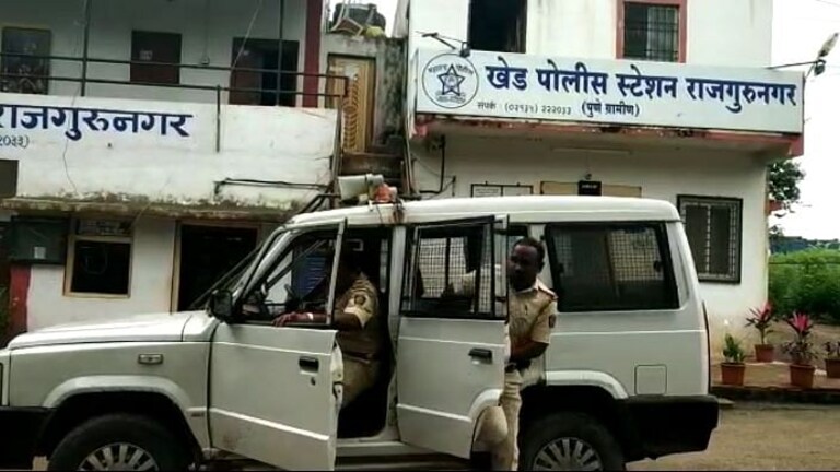 Pune : दारु पिण्यासाठी पैसे न दिल्यामुळे आईला काठीने मारहाण, लहान भावाच्या छातीत भाला खुपसला Mumbai Tak