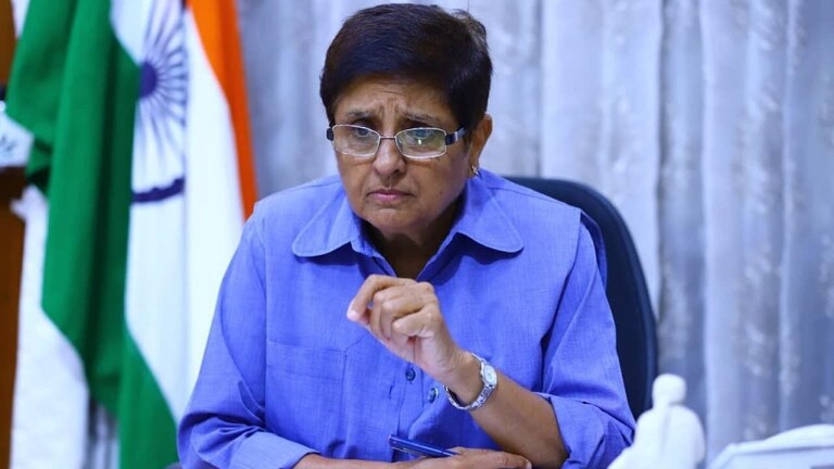 किरण बेदींना पुदुच्चेरीच्या उपराज्यपालपदावरून हटवलं, हे आहे कारण Mumbai Tak