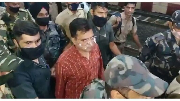 किरीट सोमय्यांना कराडमध्ये रोखलं; मुश्रीफांचा आणखी एक घोटाळा आज करणार उघड Mumbai Tak