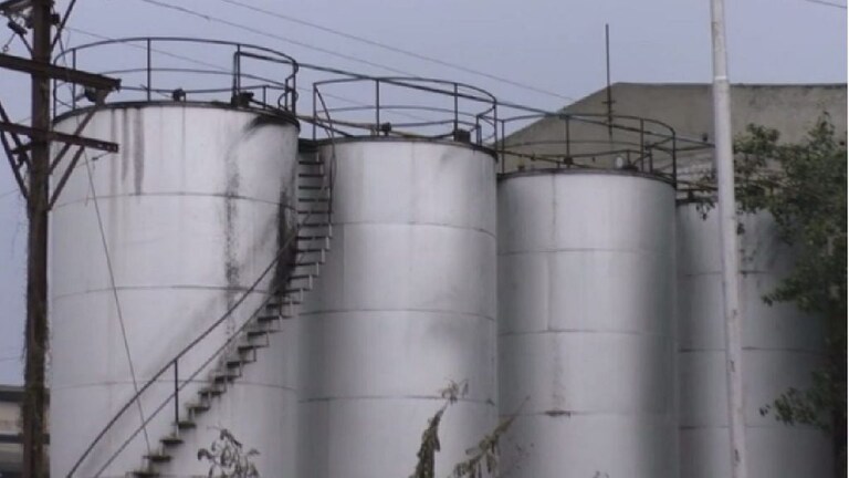 लातूर : कीर्ती ऑईल मिलमध्ये पुन्हा दुर्घटना; बॉयलरवरून पडून कामगाराचा मृत्यू Mumbai Tak