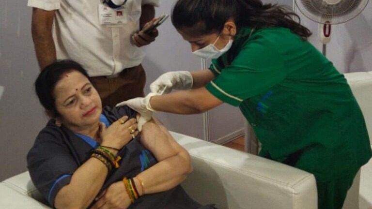 मुंबईच्या महापौर किशोरी पेडणेकर यांनी घेतली कोरोना प्रतिबंधक लस Mumbai Tak