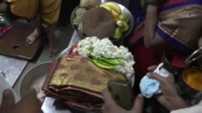 तिरूपतीहून कोल्हापूरच्या अंबाबाईला शालू अर्पण, मंदिरात घुमला गोविंदाचा गजर Mumbai Tak