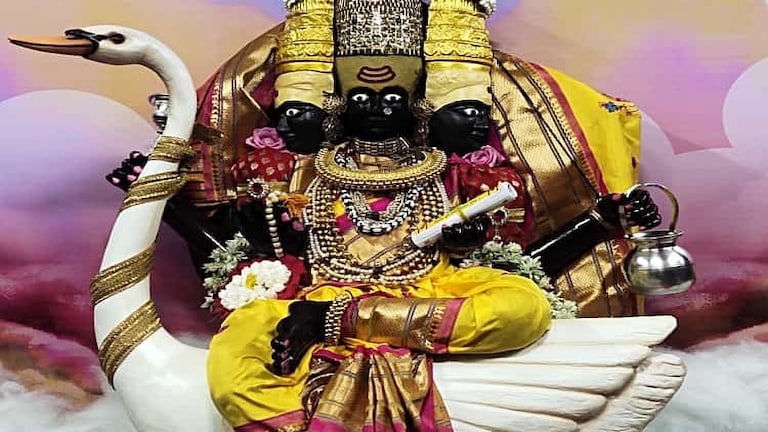 ब्रम्हाणी रुपात कोल्हापूरच्या अंबाबाईची पहिली पूजा Mumbai Tak