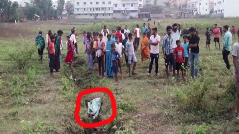 कोल्हापूर : नवजात अर्भकाला पोत्यात गुंडाळून फेकलं, लहानग्या बाळाचा मृत्यू Mumbai Tak