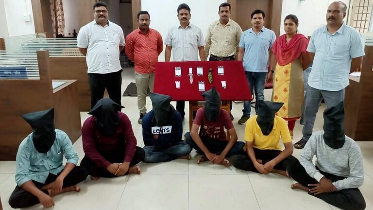कोल्हापूर : व्यापाऱ्याला हनी ट्रॅपमध्ये अडकवत लाखो रुपयांना लुटलं, ६ जणांना अटक Mumbai Tak