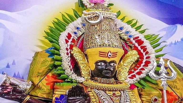 अंबाबाईची माहेश्वरी रुपात अलंकार पूजा Mumbai Tak