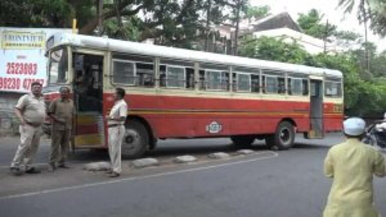 केएमटी बसचा ब्रेक फेल, 70 प्रवाशांचा जीव टांगणीला; चालकाच्या प्रसंगावधानामुळे अनर्थ टळला Mumbai Tak