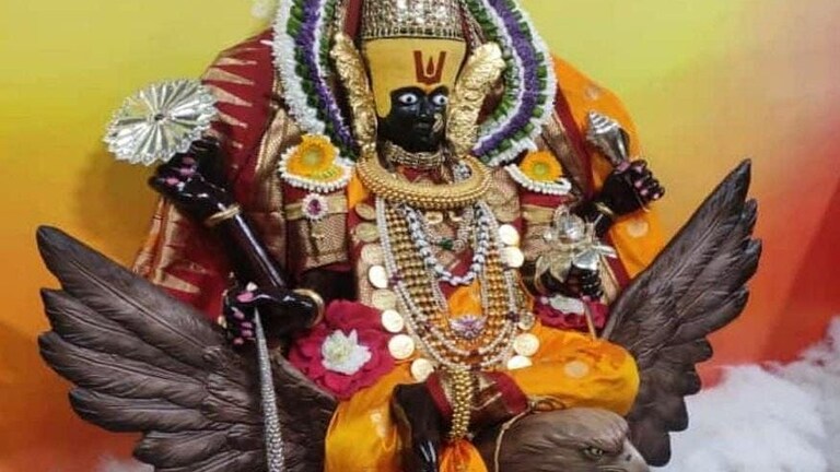 डोळ्यांचं पारणं फेडणारी अंबाबाईची वैष्णवी मातृका रुपातली पूजा पाहिलीत का? Mumbai Tak