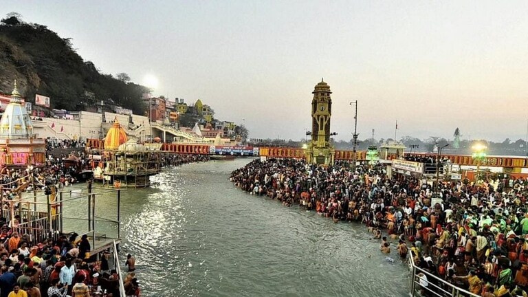 कुंभमेळा ठरतोय नवा Corona Hotspot! हरिद्वारमध्ये 1701 केसेस पॉझिटिव्ह Mumbai Tak