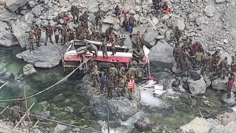 लडाख बस दुर्घटनेत सातारा जिल्ह्यातील विजय शिंदे यांचाही मृत्यू, गावावर शोककळा Mumbai Tak