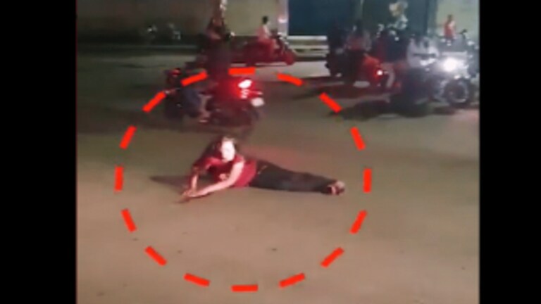 Pune: पुण्यात दारुच्या नशेत तरुणीचा रस्त्यावर धिंगाणा, रस्त्यावर लोळत आडवत होती गाड्या Mumbai Tak