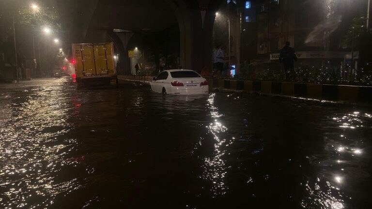 Mumbai Rain : पावसाची जोरदार बॅटींग, मुंबई पुन्हा कोलमडली Mumbai Tak