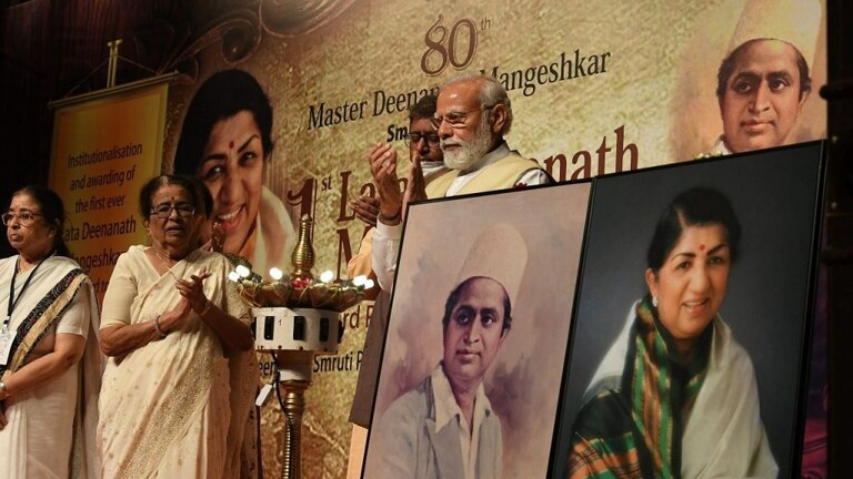 मंगेशकर कुटुंबीयांची ही कृती 12 कोटी मराठी माणसांचा अपमान करणारी -जितेंद्र आव्हाड Mumbai Tak