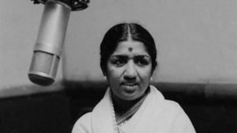 लतादीदींनी  गायलेल्या पहिल्या गाण्याला 80 वर्षे पूर्ण, स्वरसम्राज्ञीच्या शिरपेचात मानाचा तुरा! Mumbai Tak