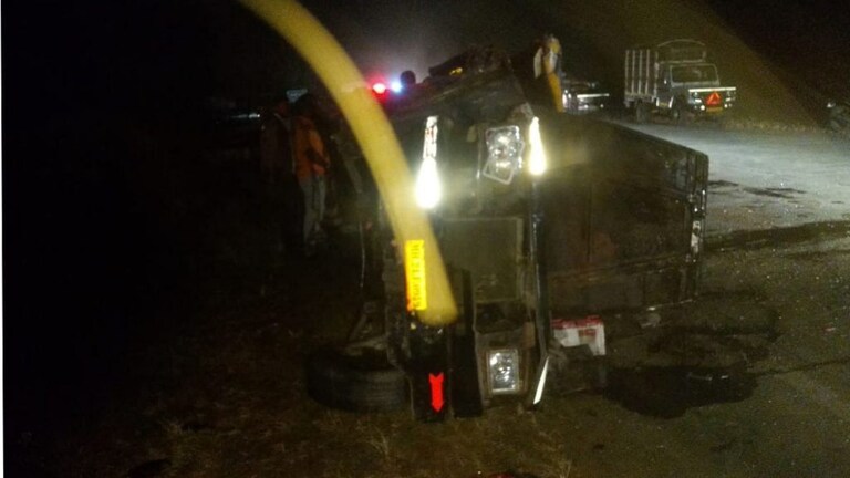 लातूर : काळीपिवळीचा चक्काचूर, बोलेरो 150 लांब जाऊन पडली खड्ड्यात; तीन प्रवासी ठार Mumbai Tak